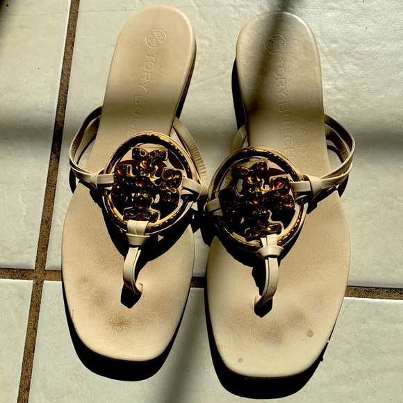 TORY BURCH beautiful medallion oringinal T tan sandal size 8.5 - Picture 2 of 5